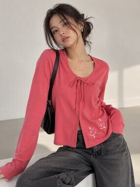 Vintage Y2K stile  A.M.I. Women’s Pink Embroidered Tie-Front Cardigan – Size M